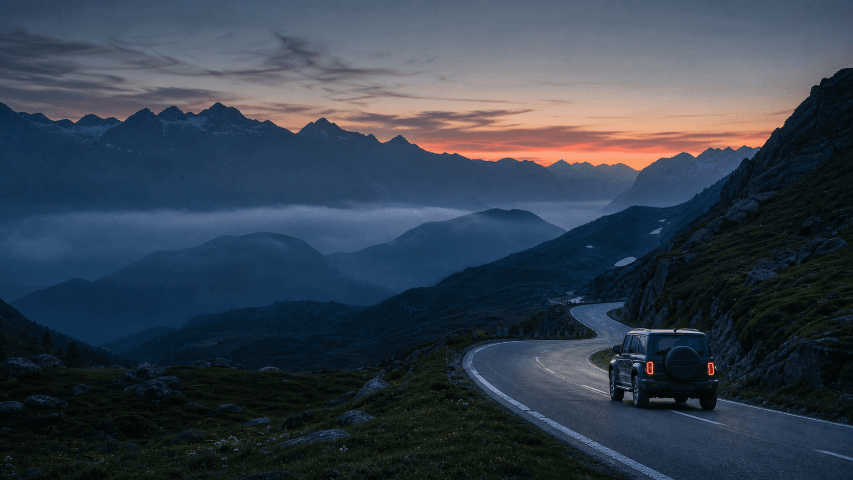 Illustratives Reisemotiv mit Offroader auf einer alpinen Passstraße bei Tagesanbruch